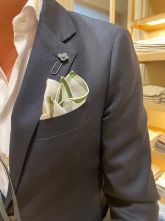 Les pochettes de costume &raquo; Les blancs &raquo; Mouchoir de poche amalfi blanc à satin vert kaki